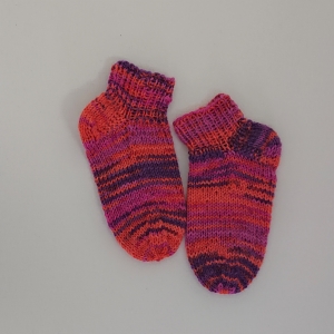 Gestrickte dickere Socken für Kinder, Gr. 28/29 aus 6 fach Sockenwolle, Wollsocken, Kuschelsocken, handgestrickt von la piccola Antonella   - Handarbeit kaufen