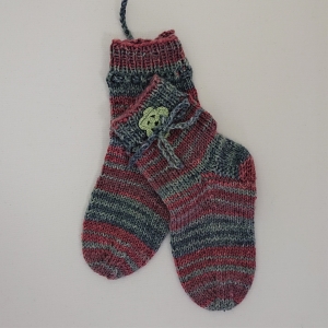 Gestrickte dickere Socken für Kinder, Gr. 28/29 aus 6 fach Sockenwolle, Wollsocken, Kuschelsocken, handgestrickt von la piccola Antonella  - Handarbeit kaufen