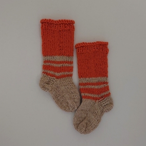 Gestrickte dickere Socken für Babys, ca. 3-6 Monate aus 6 fach Sockenwolle, Wollsocken, Kuschelsocken, handgestrickt von la piccola Antonella   - Handarbeit kaufen