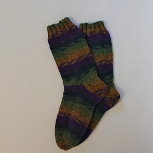 Gestrickte Socken für Kinder, Gr. 34/35 in grün lila, Wollsocken, Kuschelsocken, handgestrickt, la piccola Antonella   - Handarbeit kaufen