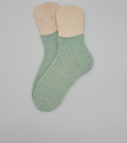 Gestrickte Socken mit dezentem Muster in mint, Stricksocken, Kuschelsocken, Gr. 38/39 , handgestrickt von la piccola Antonella   - Handarbeit kaufen
