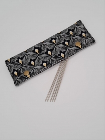 Stricknadelgarage , Stricknadeltasche in schwarz gold, Aufbewahrung für Nadelspiel 20 cm, handmade la piccola Antonella