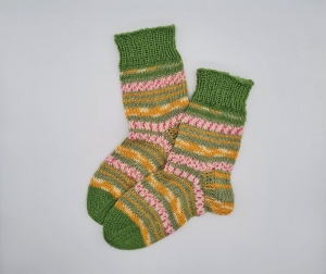 Gestrickte dicke Socken in grün gelb pink, Gr. 38/39, Stricksocken, Kuschelsocken aus 8 fach Sockenwolle, handgestrickt von  la piccola Antonella   - Handarbeit kaufen