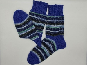 Gestrickte dicke Socken in blau Tönen, Gr. 46/47, Stricksocken, Kuschelsocken aus 8 fach Sockenwolle, handgestrickt von  la piccola Antonella 