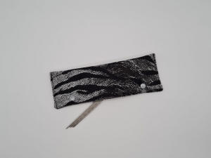 Stricknadelgarage in schwarz grau mit Tiger Print, Stricknadeltasche, Aufbewahrung für Nadelspiel 20 cm, handmade la piccola Antonella  - Handarbeit kaufen