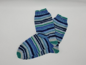 Gestrickte Socken für den Mann in blau Töne und grün, Gr. 42/43, Wollsocken, Kuschelsocken, handgestrickt, la piccola Antonella  - Handarbeit kaufen