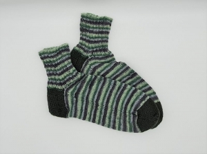 Gestrickte Socken für den Mann in grün grau, Gr. 42/43, Wollsocken, Kuschelsocken, handgestrickt, la piccola Antonella  - Handarbeit kaufen