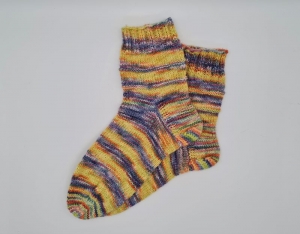 Gestrickte bunte Socken hand-dyed, Gr. 38/39, Stricksocken, Kuschelsocken, handgestrickt von  la piccola Antonella