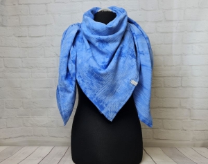 Dreieckstuch XXL aus Musselinstoff in Batik blau, Musselintuch, leichter Schal, handmade von la piccola Antonella  - Handarbeit kaufen
