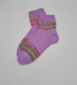 Gestrickte Socken in flieder bunt, Gr. 38/39, romantische Fairisle Herzen im Schaft , handgestrickt von la piccola Antonella  