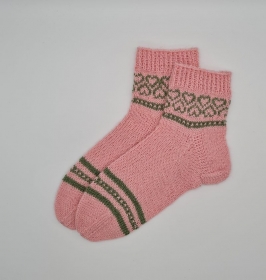 Gestrickte Socken in rosa grün, Gr. 38/39, romantische Fairisle Herzen im Schaft , handgestrickt von la piccola Antonella 