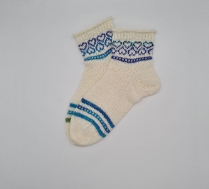 Gestrickte Socken in weiß blau türkis, Gr. 38/39, romantische Fairisle Herzen im Schaft , handgestrickt von la piccola Antonella 