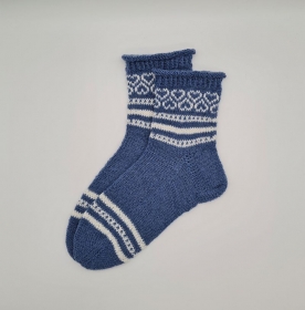 Gestrickte Socken in blau weiß, Gr. 38/39, romantische Fairisle Herzen im Schaft , handgestrickt von la piccola Antonella   - Handarbeit kaufen