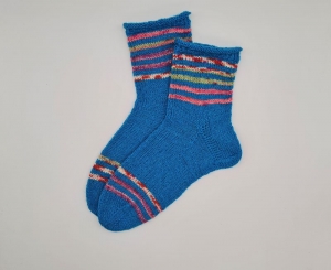 Gestrickte Socken in türkis mit bunten Streifen, Gr. 40/41, handgestrickt von la piccola Antonella    - Handarbeit kaufen