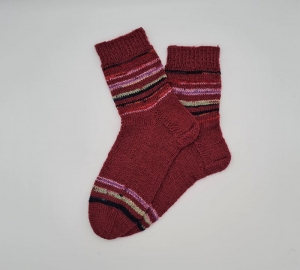 Gestrickte Socken in weinrot mit bunten Streifen, Gr. 40/41, handgestrickt von la piccola Antonella   - Handarbeit kaufen