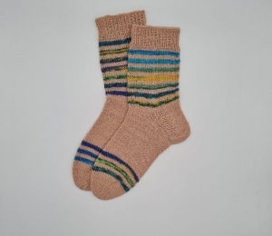 Gestrickte Socken in beige mit bunten Glitzer Streifen, Gr. 38/39, handgestrickt von la piccola Antonella  