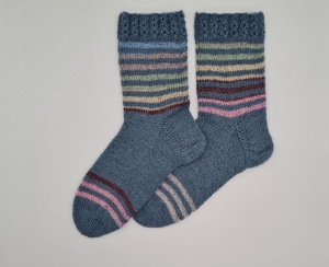 Gestrickte Socken in blaugrau mit bunten Glitzer Streifen und Zopfmusterbündchen, Gr. 38/39, handgestrickt von la piccola Antonella  - Handarbeit kaufen