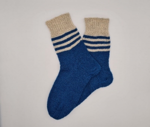 Gestrickte dickere Socken in blau creme, Gr. 40/41, Stricksocken, Kuschelsocken aus 6 fach Sockenwolle, handgestrickt von  la piccola Antonella  - Handarbeit kaufen