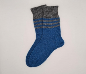 Gestrickte dickere Socken in blau grau, Gr. 42/43, Stricksocken, Kuschelsocken aus 6 fach Sockenwolle, handgestrickt von  la piccola Antonella    - Handarbeit kaufen