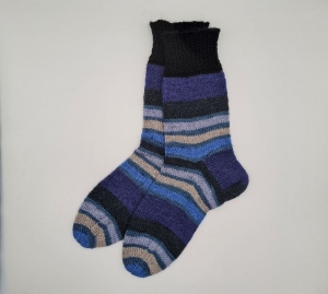 Gestrickte dickere Socken in blau grau schwarz, Gr. 44/45, Stricksocken, Kuschelsocken aus 6 fach Sockenwolle, handgestrickt von la piccola Antonella  
