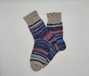 Gestrickte dickere Socken in blau rotbraun grau, Gr. 38/39, Stricksocken, Kuschelsocken aus 6 fach Sockenwolle, handgestrickt von  la piccola Antonella    