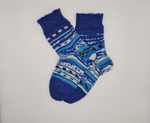 Gestrickte dicke Socken in blau weiß türkis, Gr. 38/39, Stricksocken, Kuschelsocken aus 8 fach Sockenwolle, handgestrickt von  la piccola Antonella  - Handarbeit kaufen