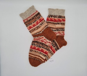 Gestrickte dicke Socken in braun beige rot, Gr. 42/43, Stricksocken, Kuschelsocken aus 8 fach Sockenwolle, handgestrickt von  la piccola Antonella  