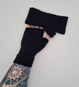 Gestrickte Arm Stulpen mit Daumen in schwarz, Fingerlose Handschuhe, Pulswärmer, Gr. M, handgestrickt von la piccola Antonella 