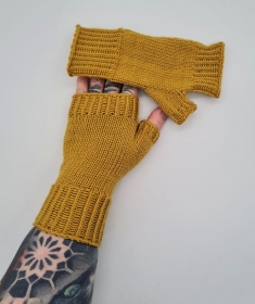 Gestrickte Arm Stulpen mit Daumen in dunkel gelb, Fingerlose Handschuhe, Pulswärmer, Gr. M, handgestrickt von la piccola Antonella   - Handarbeit kaufen