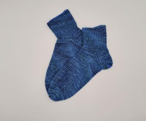 Gestrickte Socken in grün blau,Gr. 40/41 mit kurzem Schaft,handgestrickt von la piccola Antonella aus Plastikfreier Sockenwolle - Handarbeit kaufen