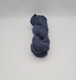 Plastikfreie Sockenwolle in rauchblau aus Wolle und Ramie, 100 g Strang  