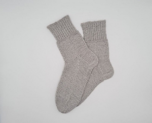 Gestrickte Socken in grau aus Wolle und Ramie,Gr. 40/41,handgestrickt von la piccola Antonella aus Plastikfreier Sockenwolle - Handarbeit kaufen