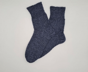Gestrickte Socken in rauchblau aus Wolle und Ramie,Gr. 40/41,handgestrickt von la piccola Antonella aus Plastikfreier Sockenwolle  