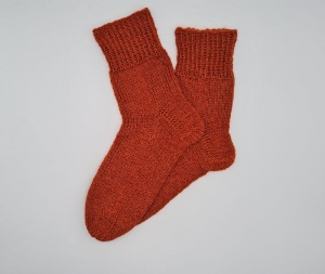 Gestrickte Socken in rostbraun aus Wolle und Ramie,Gr. 40/41,handgestrickt von la piccola Antonella aus Plastikfreier Sockenwolle  - Handarbeit kaufen