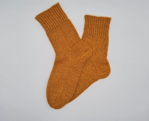 Gestrickte Socken in currygelb aus Wolle und Ramie,Gr. 40/41,handgestrickt von la piccola Antonella aus Plastikfreier Sockenwolle  