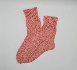 Gestrickte Socken in lachsrosa aus Wolle und Ramie,Gr. 36/37,handgestrickt von la piccola Antonella aus Plastikfreier Sockenwolle   
