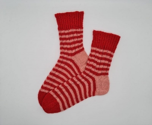 Gestrickte Socken in rot rosa aus Wolle und Ramie,Gr. 38/39,handgestrickt von la piccola Antonella aus Plastikfreier Sockenwolle  - Handarbeit kaufen