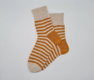 Gestrickte Socken in beige gelb aus Wolle und Ramie,Gr. 42/43,handgestrickt von la piccola Antonella aus Plastikfreier Sockenwolle 