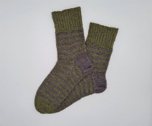 Gestrickte Socken in grün braun aus Wolle und Ramie,Gr. 42/43,handgestrickt von la piccola Antonella aus Plastikfreier Sockenwolle 