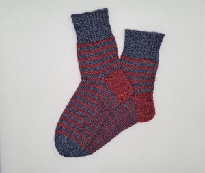 Gestrickte Socken in blau bordeaux aus Wolle und Ramie,Gr. 42/43,handgestrickt von la piccola Antonella aus Plastikfreier Sockenwolle  