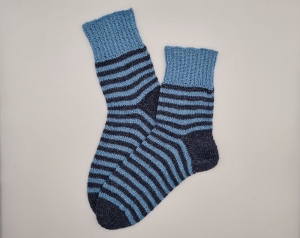 Gestrickte Socken in blau Tönen aus Wolle und Ramie,Gr. 44/45,handgestrickt von la piccola Antonella aus Plastikfreier Sockenwolle   - Handarbeit kaufen