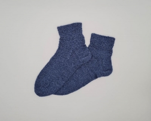 Gestrickte Socken in jeansblau,Gr. 38/39 mit kurzem Schaft,handgestrickt von la piccola Antonella aus Plastikfreier Sockenwolle 