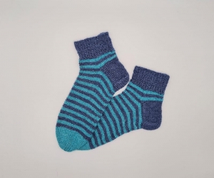 Gestrickte Socken in blau türkis,Gr. 38/39 mit kurzem Schaft,handgestrickt von la piccola Antonella aus Plastikfreier Sockenwolle 