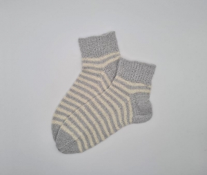 Gestrickte Socken in lichtgrau naturweiß,Gr. 38/39 mit kurzem Schaft,handgestrickt von la piccola Antonella aus Plastikfreier Sockenwolle  - Handarbeit kaufen
