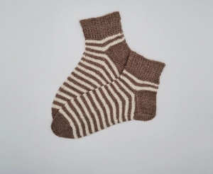 Gestrickte Socken in taupe naturweiß,Gr. 38/39 mit kurzem Schaft,handgestrickt von la piccola Antonella aus Plastikfreier Sockenwolle