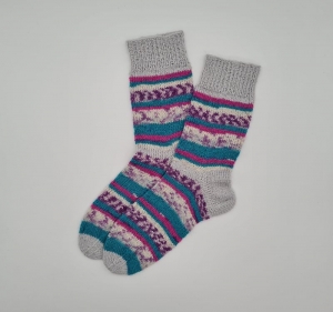 Gestrickte bunte Socken in grau petrol lila pink, Gr. 38/39, handgestrickt von la piccola Antonella   - Handarbeit kaufen