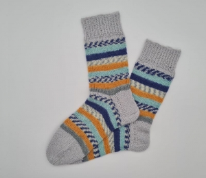 Gestrickte bunte Socken in blau grau türkis gelb, Gr. 40/41, handgestrickt von la piccola Antonella   - Handarbeit kaufen