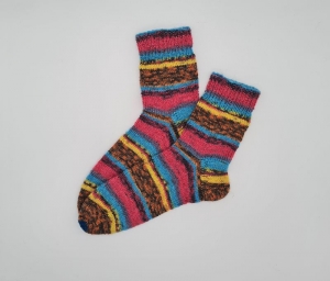 Gestrickte Socken in bunten Farben, Gr. 40/41, handgestrickt von la piccola Antonella 