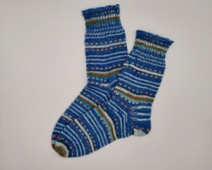 Gestrickte dickere Socken in blau Tönen, Gr. 42/43, Stricksocken, Kuschelsocken aus 6 fach Sockenwolle, handgestrickt von la piccola Antonella - Handarbeit kaufen