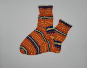 Gestrickte dickere Socken, Gr. 40/41 in orange blau, Stricksocken, Kuschelsocken aus 6 fach Sockenwolle, handgestrickt von la piccola Antonella 